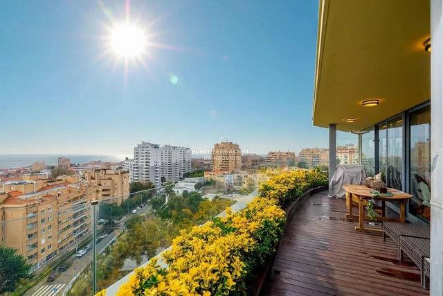 Terraço; vista, chão de madeira, luz natural