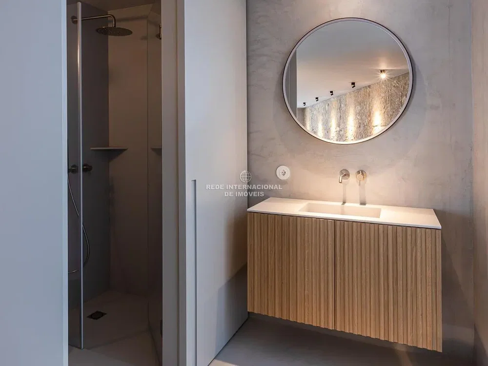 Bagno; pavimento in legno, pavimento in piastrelle, ristrutturato, luce naturale