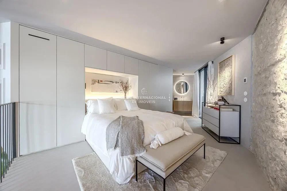 Bedroom; natural light, modern style