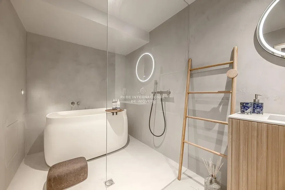 Baño; renovado, luz natural, estilo moderno