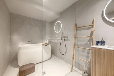Badkamer; gerenoveerd, natuurlijk licht, moderne stijl