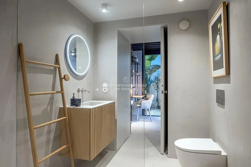 Toilet; gerenoveerd, natuurlijk licht, moderne stijl