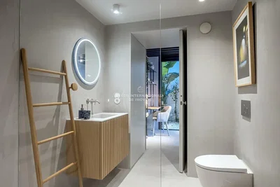 Toilet; gerenoveerd, natuurlijk licht, moderne stijl