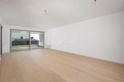 Salón; suelo de madera, luz natural