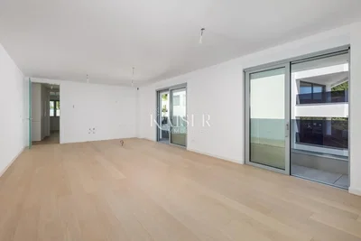 Salón; suelo de madera, luz natural