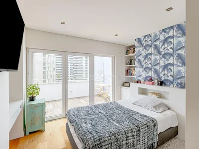 Camera da letto; pavimento in legno, luce naturale, stile moderno, vista