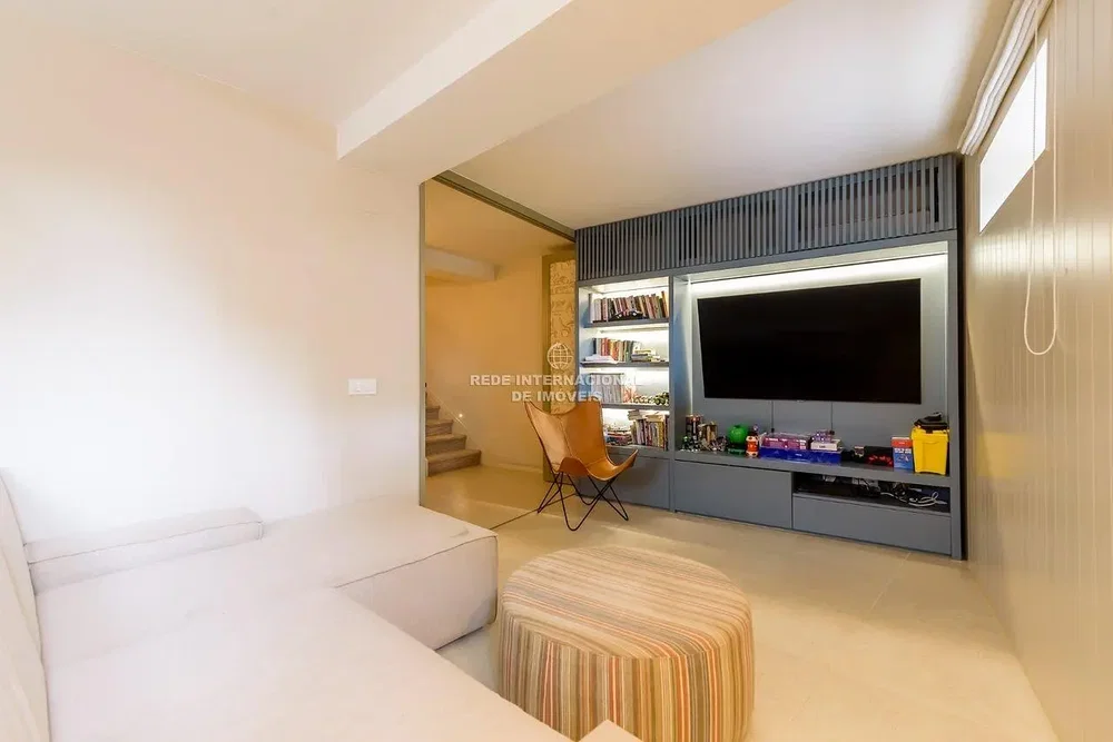 Living room; modern style, natural light, wood floor
