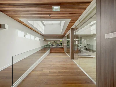 Overig; houten vloer, hoge plafonds, natuurlijk licht, moderne stijl