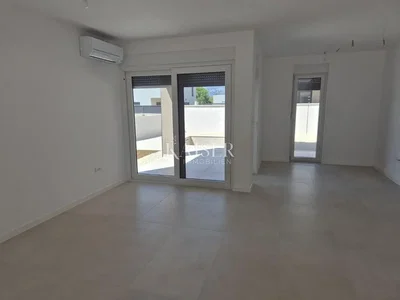 Salon; carrelage, lumière naturelle