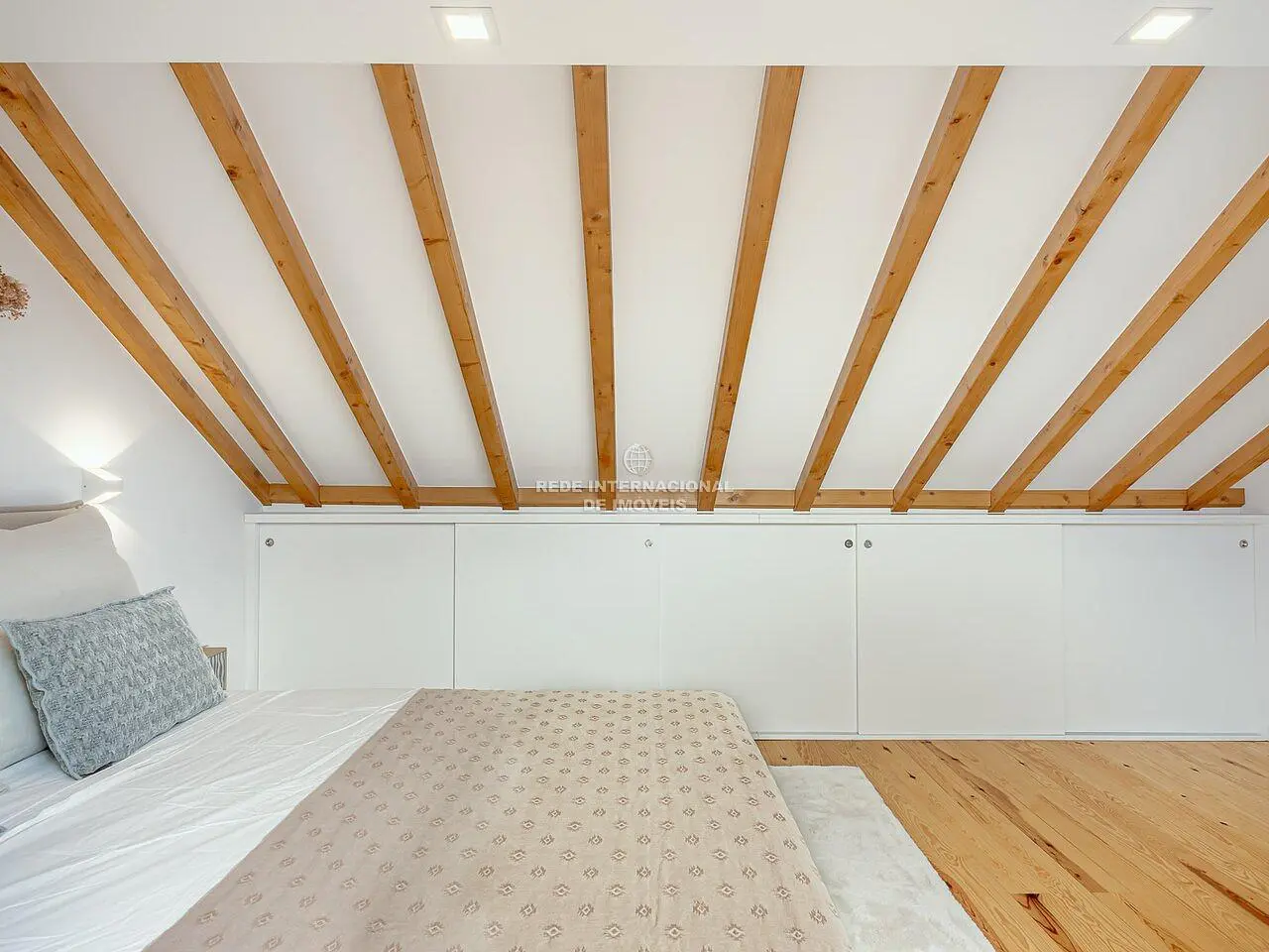 Chambre; poutres en bois, parquet, lumière naturelle
