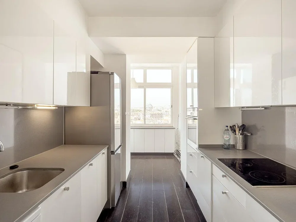 Cuisine; électroménager, lumière naturelle, style moderne
