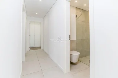 Toilettes; carrelage, lumière naturelle
