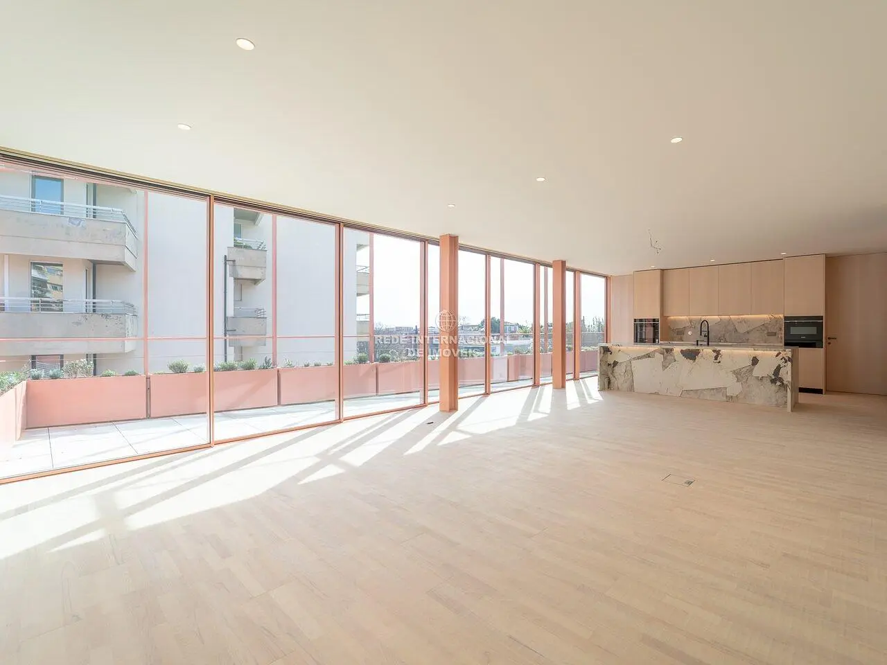 Salon; vue, électroménager, lumière naturelle, parquet