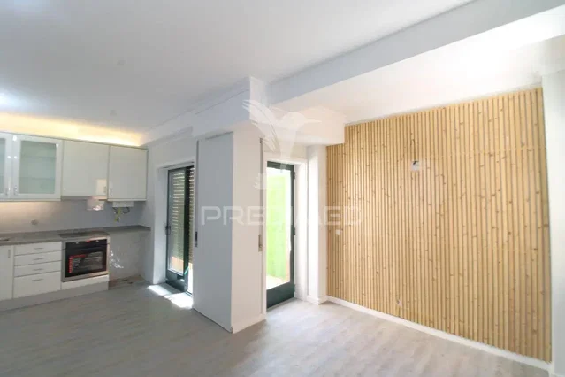 Cozinha; eletrodomésticos, luz natural, renovado, chão de azulejo