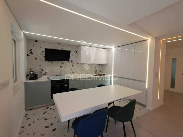 Cuisine; électroménager, carrelage, lumière naturelle