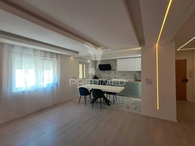Salón; luz natural, suelo de madera, renovado