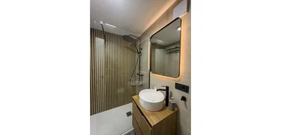 Badkamer; gerenoveerd, natuurlijk licht