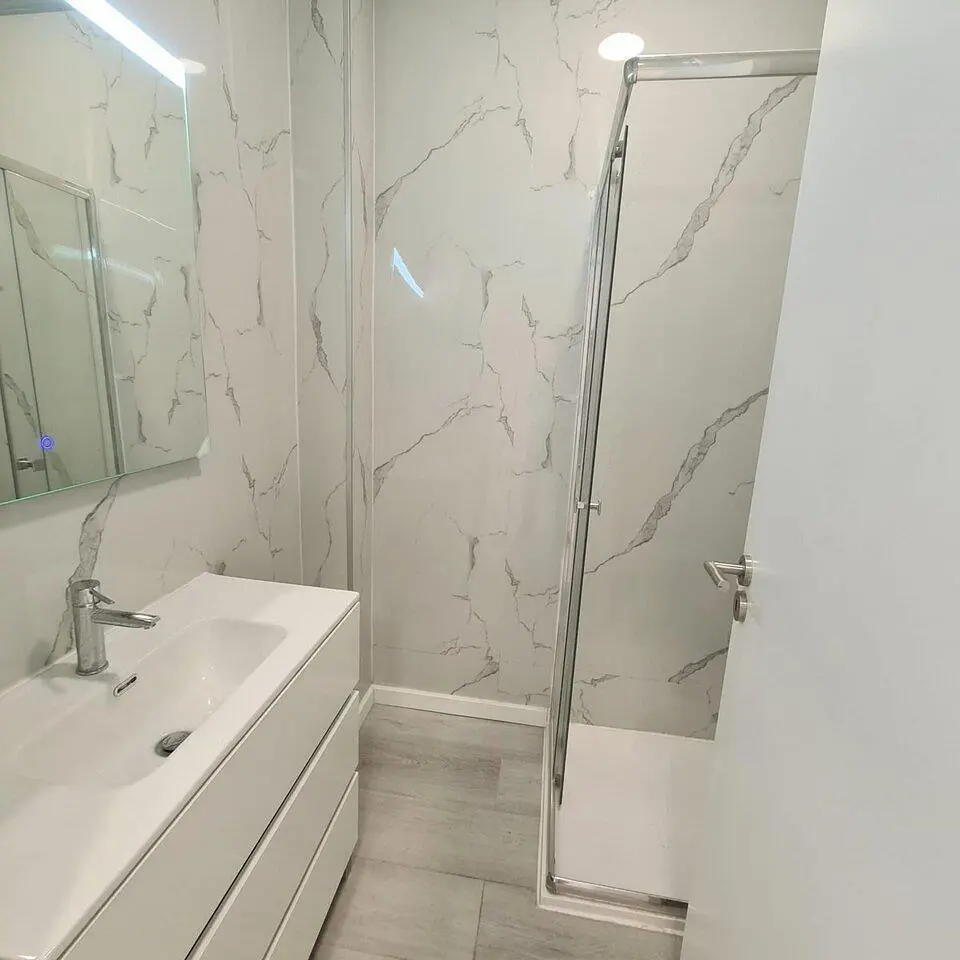 Banyo; fayans zemin, tadilatlı, doğal ışık