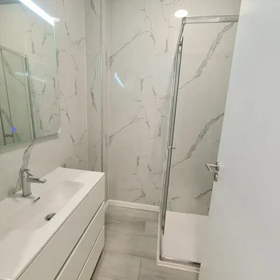 Banyo; fayans zemin, tadilatlı, doğal ışık