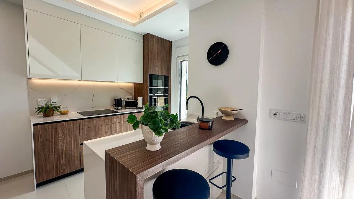 Mutfak; mutfak aletleri, ahşap zemin, doğal ışık, modern stil, tadilatlı
