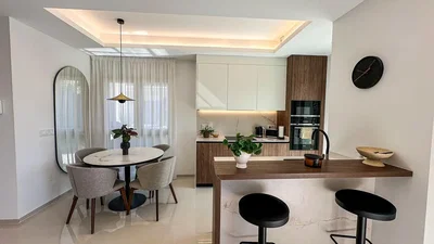 Mutfak; mutfak aletleri, ahşap zemin, doğal ışık, modern stil, tadilatlı