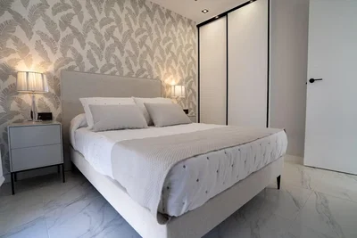 Υπνοδωμάτιο; πλακάκια, φυσικό φως