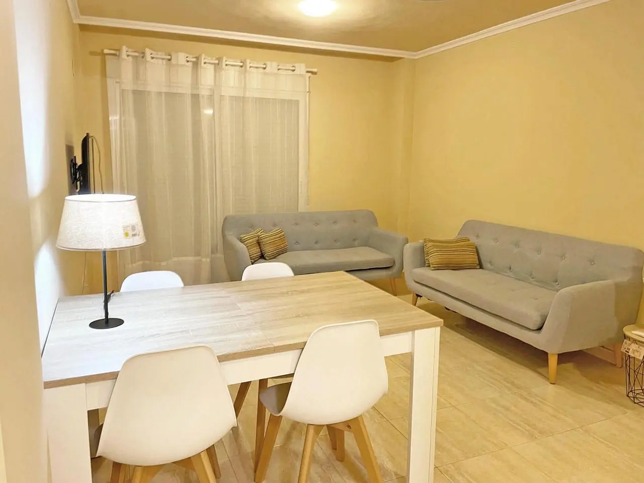 Salon; parquet, lumière naturelle, style moderne