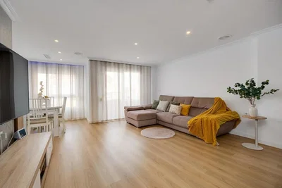 Wohnzimmer; tageslicht, holzboden, moderner stil