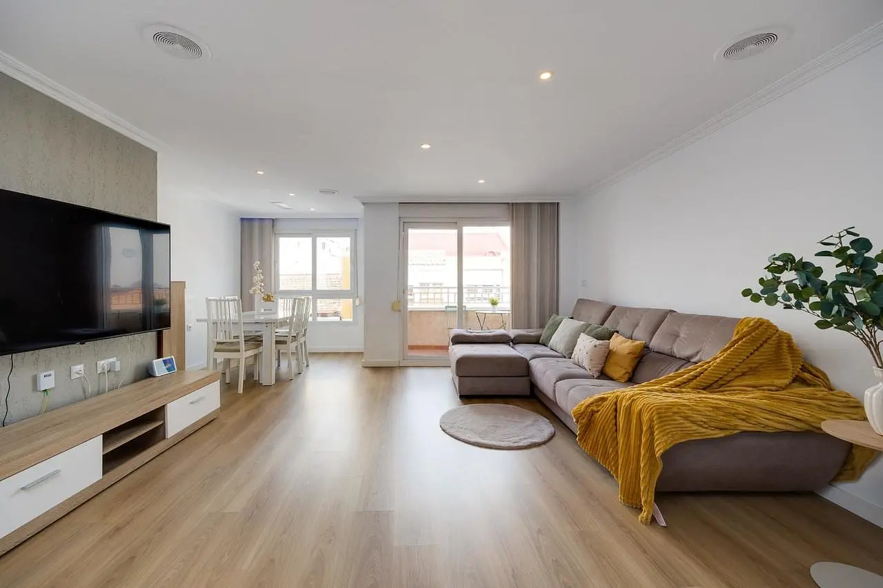 Wohnzimmer; tageslicht, moderner stil, holzboden