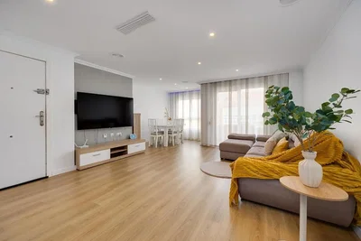 Wohnzimmer; holzboden, tageslicht, moderner stil