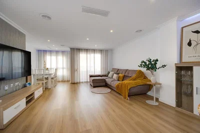 Wohnzimmer; holzboden, tageslicht, moderner stil