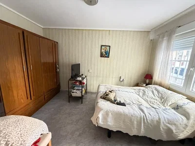 Schlafzimmer; tageslicht, renovierungsbedürftig