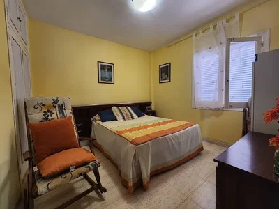 Schlafzimmer; fliesenboden, tageslicht