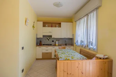 Cuisine; carrelage, lumière naturelle, électroménager