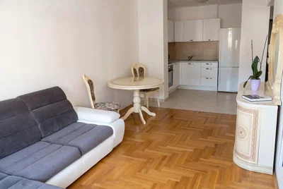 Dnevni boravak; drveni pod, prirodna svjetlost, moderan stil
