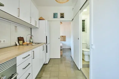 Cuisine; électroménager, carrelage, lumière naturelle
