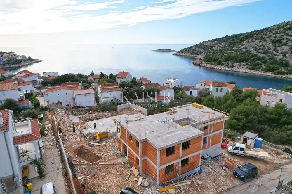 Maison et environs; vue, nécessite rénovation