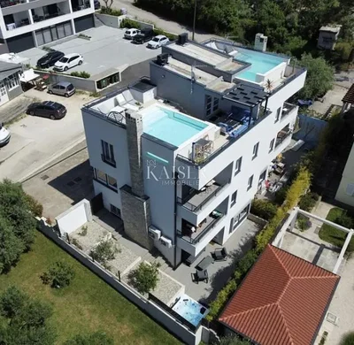Kuća i okolina; pogled, prirodno svjetlo