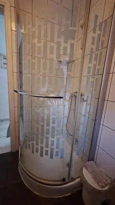 WC; talne ploščice, po prenovi, naravna svetloba