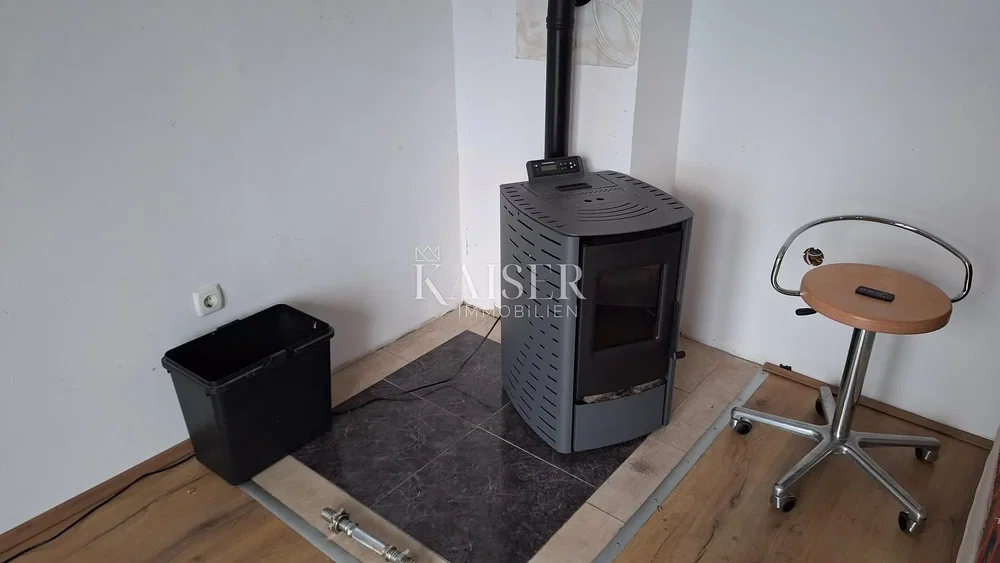 Ostalo; kamin, lesena tla
