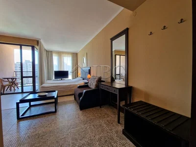 Dormitorio; luz natural, suelo de madera