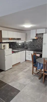 Kuchyně; kuchyňské spotřebiče, dlažba, přirozené světlo