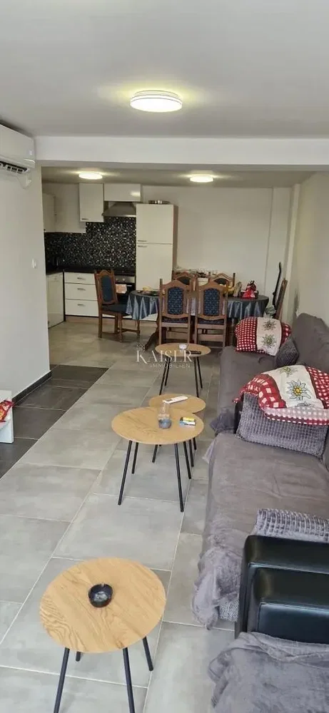 Obývací pokoj; dlažba, přirozené světlo