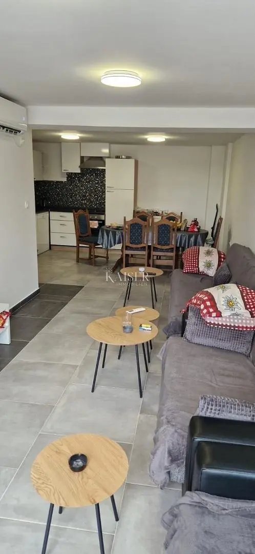 Obývací pokoj; dlažba, přirozené světlo