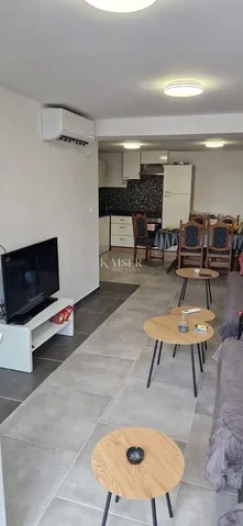 Obývací pokoj; dlažba, přirozené světlo
