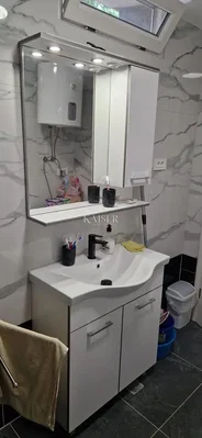 Koupelna; dlažba, po rekonstrukci, přirozené světlo