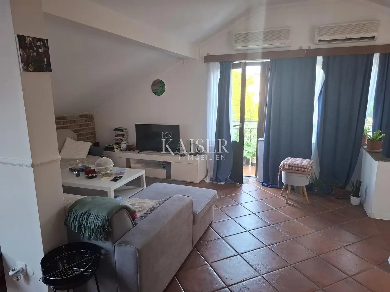 Salon; carrelage, lumière naturelle