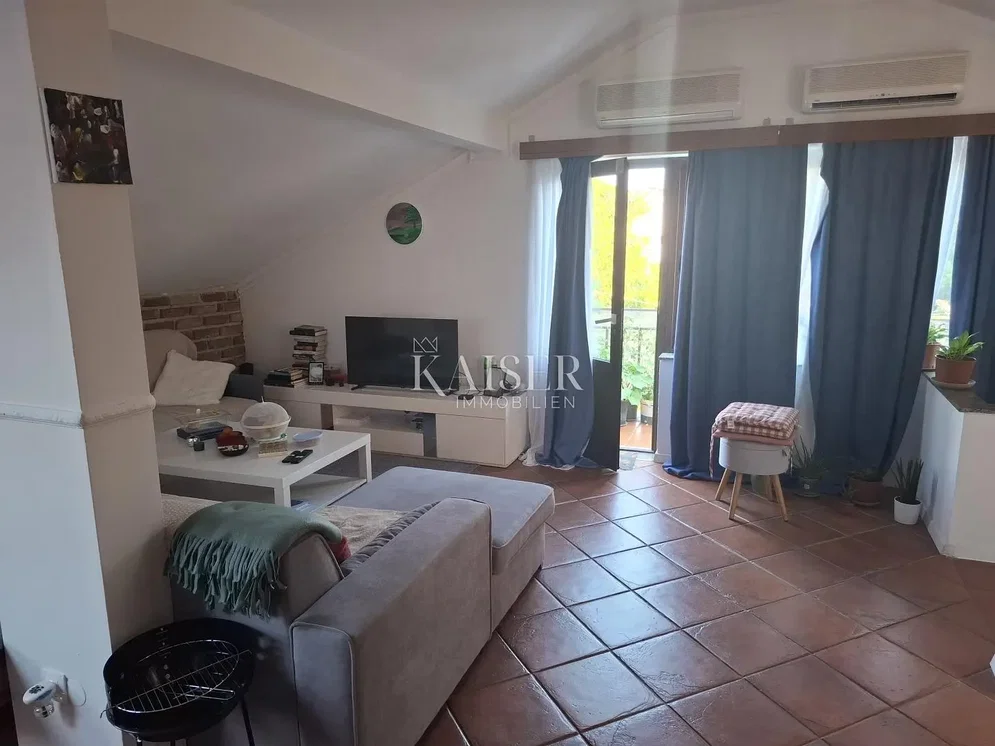 Salon; carrelage, lumière naturelle