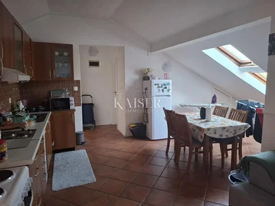 Cuisine; électroménager, carrelage, lumière naturelle