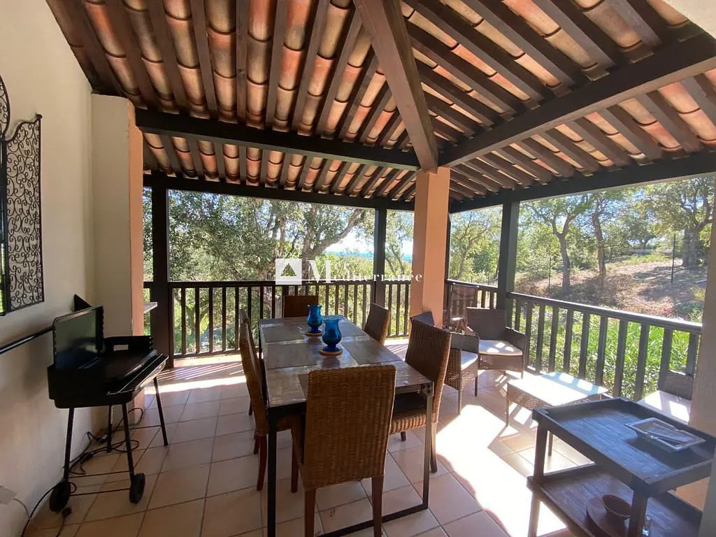 Terraço; luz natural, chão de azulejo, vista
